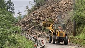 中橫公路宜蘭支線台7甲線36.8K、南山村米摩登路段，因受到多起地震加上鋒面降雨影響，造成邊坡土石坍滑雙向阻斷，公路局今早已派大型機具到場搶災，預計今天中午12時可以搶通。