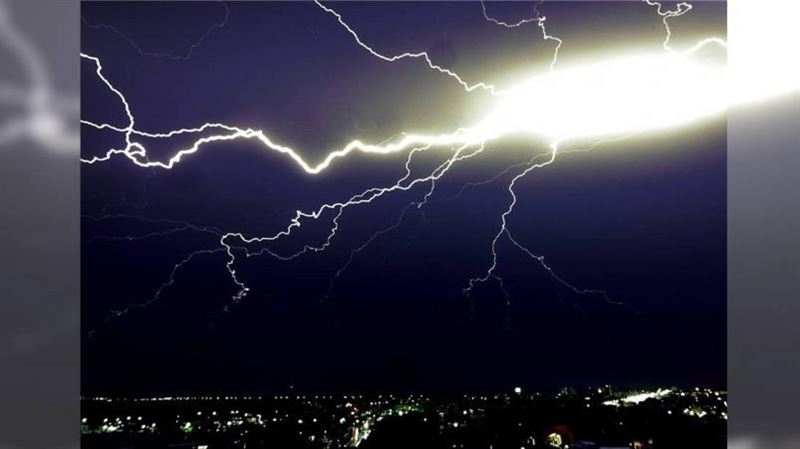 不只雨神同行！他拍下「雷神發威」瞬間