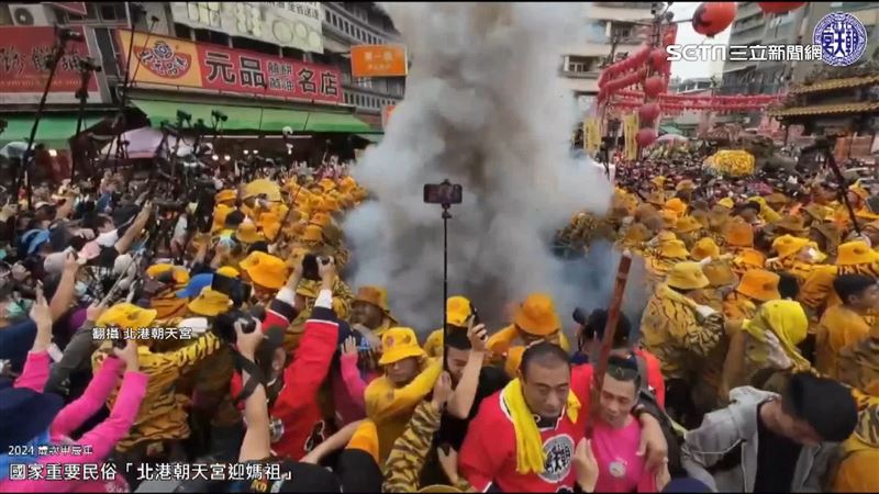 北港媽遶境虎爺吃炮震撼　犁炮落地區精準