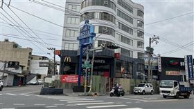 花蓮吉安麥當勞因餘震受損嚴重  列拆除評估位於花蓮縣吉安鄉中華路的麥當勞3日強震後列為紅單戶，評估主結構可修繕補強，但23日接連餘震，麥當勞建物受損更嚴重，經複評後認為有倒塌可能，考量有公共危險疑慮，花蓮縣府將會勘決定是否要列入強制拆除案件。中央社記者張祈攝  113年4月27日