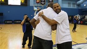 NBA傳奇球星帕克（Tony Parker）和威金斯（Dominique Wilkins）出席球迷見面會。（圖／國泰金控提供）