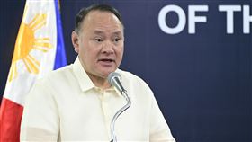 菲律賓國防部長鐵歐多洛菲律賓總統小馬可仕賀賴清德當選台灣總統，北京強烈抗議，要他「多讀讀書」。菲律賓國防部長鐵歐多洛17日嗆中方發言卑劣粗俗。圖為鐵歐多洛2023年12月20日出席日製空中監視雷達系統移交啟用儀式。中央社特約記者Edward Bungubung攝  113年1月17日