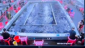 今天凌晨花蓮餘震不斷，釣蝦場水面浪潮洶湧十分驚人。（圖／翻攝畫面）