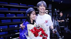 鼓鼓求婚大元成功。（圖／相信音樂提供）