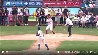 張善政為樂天開球！　被少年大谷直擊大腿