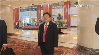 傅刻意換紅領帶　王滬寧口誤稱「傅萁崐」