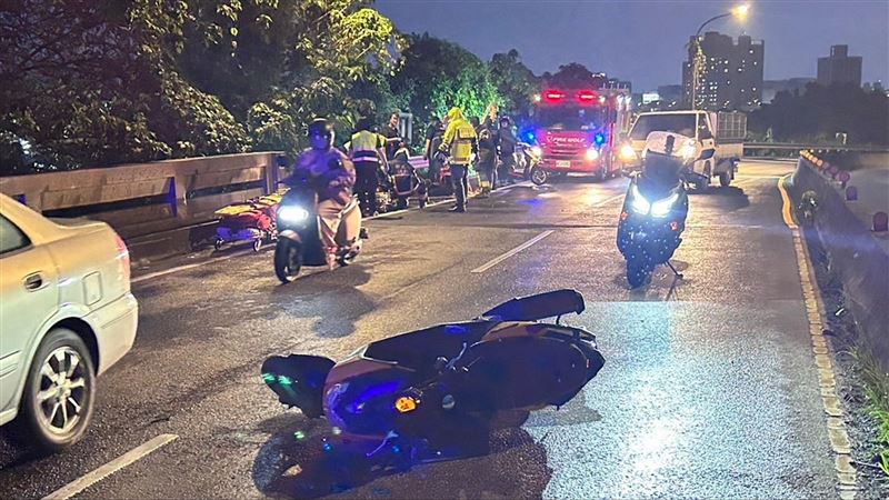 汽車撞機車　騎士噴飛墜落環河二橋下