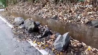 嘉義大華公路大石掉落　駕駛出隧道險遭砸