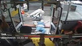 基隆張姓婦人搭乘公車被陌生男子拖下車並猛踹在地。（圖／翻攝畫面）