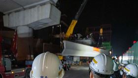 桃園捷運綠線高架段橋樑合龍吊裝作業。（圖／桃園電子報）