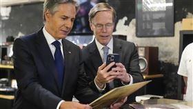 ▲布林肯離開中國前到北京的一家唱片行買了泰勒斯及竇唯的專輯。（圖／美聯社／達志影像）