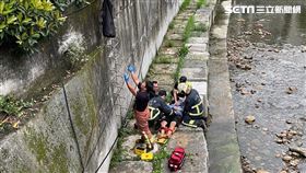 新北孫男酒後行經五福路時，不慎失足墜落五股坑溪。（圖／翻攝畫面）