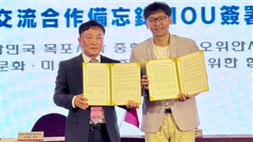 ▲桃園市觀旅局長周柏吟與木浦市旅遊文化教育局長於今(26)日共同簽訂增進旅遊、文化、美食交流合作備忘錄。（圖／觀旅局提供）