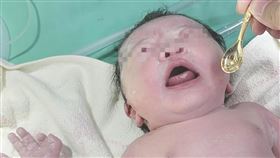 真正含金湯匙出生！名醫曬女嬰照：太感人　萬人讚翻「爸爸太有才」