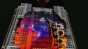 「哥吉拉」突襲東京都廳光雕秀氣勢十足日本特攝電影「哥吉拉」誕生至今70年，「怪獸之王」哥吉拉粉絲多。日本東京都廳27日晚間實施「哥吉拉突襲東京都廳」巨幅光雕投影秀，吸引逾8000人前來觀賞，很多人稱讚氣勢十足。中央社記者楊明珠東京攝  113年4月27日