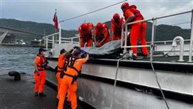 花蓮慈濟醫院一名古姓醫師21日到礁溪某家飯店參加研討會，而後前往烏石港搭船賞鯨。不料船隻返港後古男竟離奇失蹤，只留下名片以及背包在船上，家屬急PO文尋人。海巡人員今天（28日）上午7時許在東澳烏岩角海域發現古醫師遺體，已通知家屬前來認屍，並辦理後續相驗事宜。