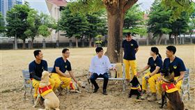 陳其邁感謝高市搜救犬與人員付出4月最後一個星期日為國際搜救犬日，高雄市長陳其邁（左3）25日前往高雄市消防局搜救犬馴養中心表達感謝，並勉勵搜救犬與人員繼續加油。（高雄市政府消防局提供）中央社記者張已(??兼)傳真  113年4月28日