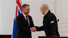 澳洲副總理兼國防部長馬勒斯（Richard Marles，圖左）訪問烏克蘭，與烏克蘭總理什米哈爾（右）會談。（圖／翻攝自Richard Marles MP臉書）