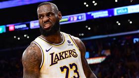 洛杉磯湖人隊一哥詹姆斯（LeBron James）猛轟30分率隊擊退丹佛金塊，終結對戰11連敗，也成功在季後賽首輪續命。（圖／湖人隊官方X）