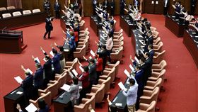 第11屆立委宣誓就職（1）立法院第11屆立委1日報到，新任立委上午於議場內宣讀誓詞，並在誓詞上簽名，宣誓典禮圓滿完成。中央社記者張皓安攝  113年2月1日