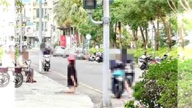 嘉義虎媽要女兒當街下跪，引起熱議。（圖／翻攝臉書嘉義綠豆人）