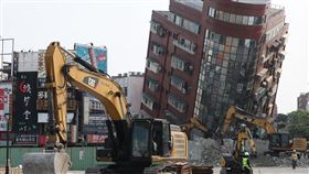 花蓮地震　天王星大樓進行加固作業花蓮強震釀災，根據中央災害應變中心截至4日中午12時統計，全國災情共2498件，造成9死、1050傷、101受困和34人失聯。圖為花蓮天王星大樓傾倒，縣府持續以消波塊和砂石加固。中央社記者趙世勳攝　113年4月4日