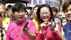 胡瓜（左）傻眼與慧慈情侶裝（圖／民視提供）