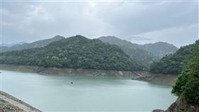 雨水挹注  石門水庫蓄水率回升水利署北區水資源分署表示，截至28日上午7時止，石門水庫降雨合計58.8毫米，預估可為水庫增加1120萬噸水量，蓄水率回升至27.7%，中庄調整池及鳶山堰目前都達約滿庫狀況。（北區水資源分署提供）中央社記者吳睿騏桃園傳真  113年4月28日