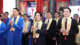 賴副總統出席台北母娘文化季活動（1）副總統賴清德（前中）28日出席松山慈惠堂「台北母娘文化季」活動，與內政部長林右昌（前右）等人在進行米龍開光儀式前上香祈福。中央社記者翁睿坤攝　113年4月28日