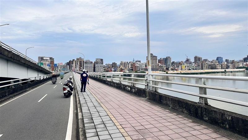 新／三重台北橋婦人落水　命危搶救中