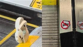 ▲佛州迪士尼世界開始禁止遊客穿著洞洞鞋搭乘電扶梯。（圖／翻攝自TikTok、X）
