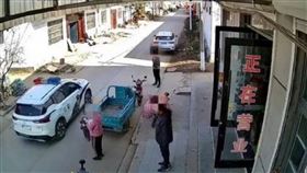 警車四處宣傳貨車司機嫖妓。（圖／翻攝自微博）