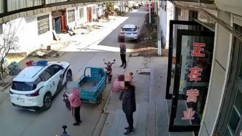 送紅包消災被嫌少　警車開擴音點名他嫖妓