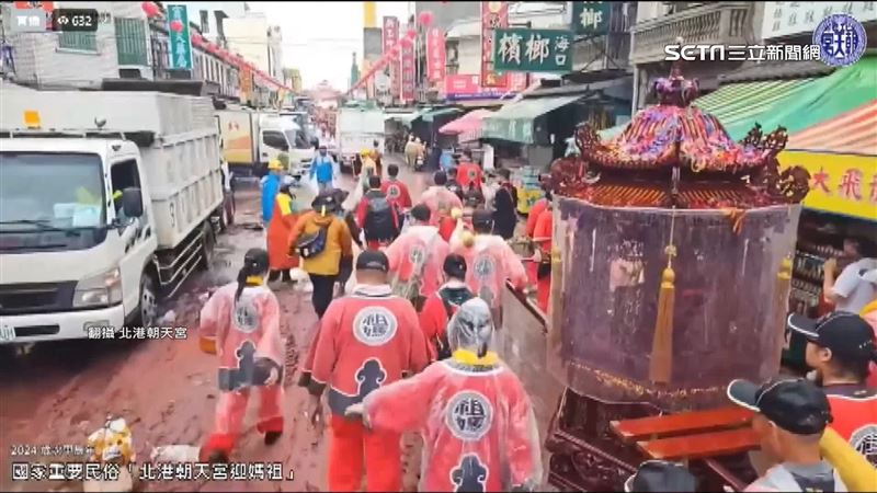 北港迓媽祖雨神同行　鑾轎神偶穿特大雨衣