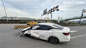 新北市新店區發生轎車自撞分隔島事故。（圖／翻攝畫面）
