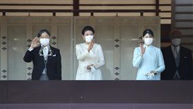日皇室睽違3年辦賀年活動  愛子公主是亮點日本皇室每年1月2日開放民眾前來賀年，受到COVID-19（2019冠狀病毒疾病）疫情影響，這次是睽違3年舉辦，規模比上次2020年舉辦時大幅縮小。日皇伉儷的獨生女愛子（右）首度出席，備受矚目。中央社記者楊明珠東京攝  112年1月2日