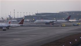 疫情阻礙回家路  中國解封民眾終於能回台隨著台灣與中國放寬入境管制，不少在中國大陸工作的台灣民眾睽違3年，終於可以返台過年。圖為兩岸直航點上海浦東機場。（中新社資料照）中央社  112年1月21日