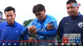 ▲富邦悍將辛元旭回壘時，右肩撞到壘包傷退。（圖／翻攝自CPBL YT）
