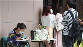 四技二專統測　考前最後衝刺（2）113學年度四技二專統一入學測驗28日在各地考場舉行，台北考區考生專注複習，準備應試。中央社記者謝佳璋攝　113年4月28日
