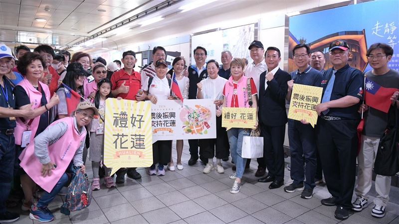 徐榛蔚現身花蓮伴手禮展售　為攤商攬生意