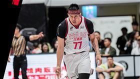 高雄鋼鐵人張伯維第四節壓哨砍進追平三分彈，此役轟下29分也締造生涯單場最高分。（圖／翻攝自高雄鋼鐵人臉書粉專）