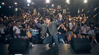 邱軍才唱到一半　台下驚見金鐘視帝悄現身