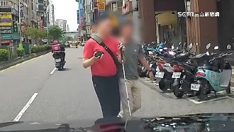 視障者誤闖車陣險遭撞！暖心運將下車護送