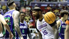 台啤雲豹球星卡森斯被撞到腰，第三節打完就傷退。（圖／T1聯盟提供）