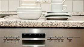 一名網友在網路論壇《PTT》透露，家裡要搬新家，目前新房子正在進行裝潢，想說可以趁這次機會裝一台洗碗機，結果卻被家中長輩大力反對。（圖／翻攝自pixabay）