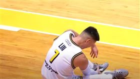 新北國王球星林書豪痛苦抓著扭傷的左腳踝。（圖／翻攝自PLG聯盟Youtube頻道）