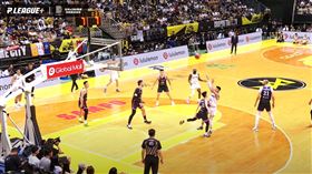 國王球星林書豪後仰跳投落地時不慎踩到領航猿白曜誠，造成左腳踝扭傷。（圖／翻攝自PLG聯盟Youtube頻道）