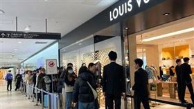 日圓貶值創34年新低，LV包「現打8折」，成陸客五一海外旅遊地首選。(圖／翻攝微博)
