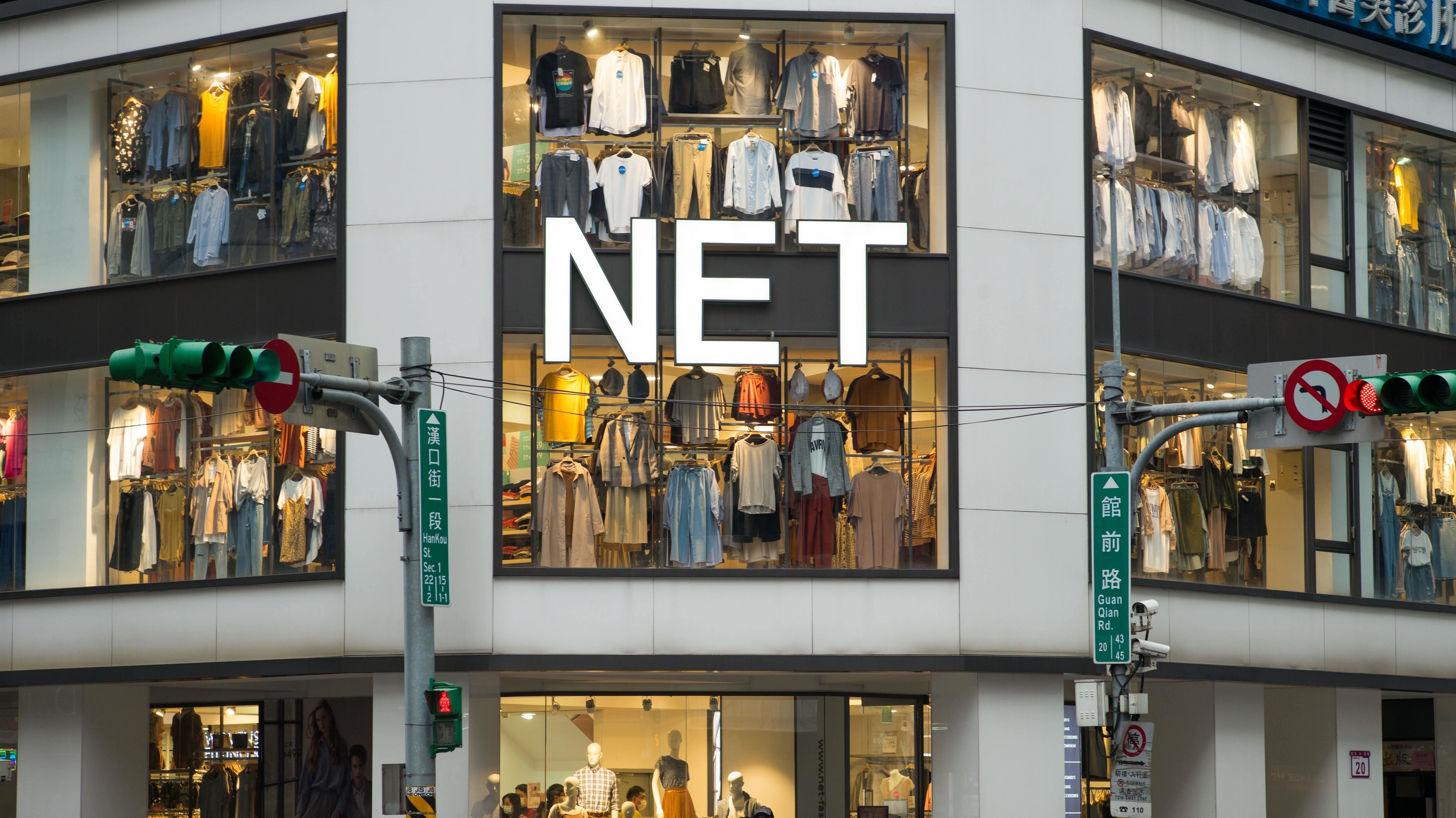 一位阿嬤騎著電動代步車停在NET門口，NET店員見狀後，將衣服一件一件拿出去讓阿嬤挑選。（圖／資料照）