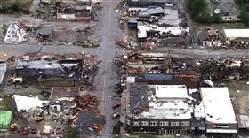 美國中部多州近日遭遇上百個威力強大的龍捲風狂掃，許多建築被夷為平地▲（圖／美聯社／達志影像）

